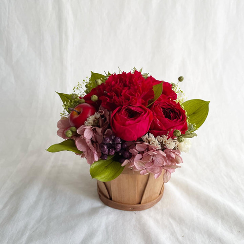 造花　赤い薔薇　オンシジウム　アレンジ　御祝　母の日　誕生日 真っ赤なバラとオンシジウムの出窓に飾れるアレンジ CT触媒 造花