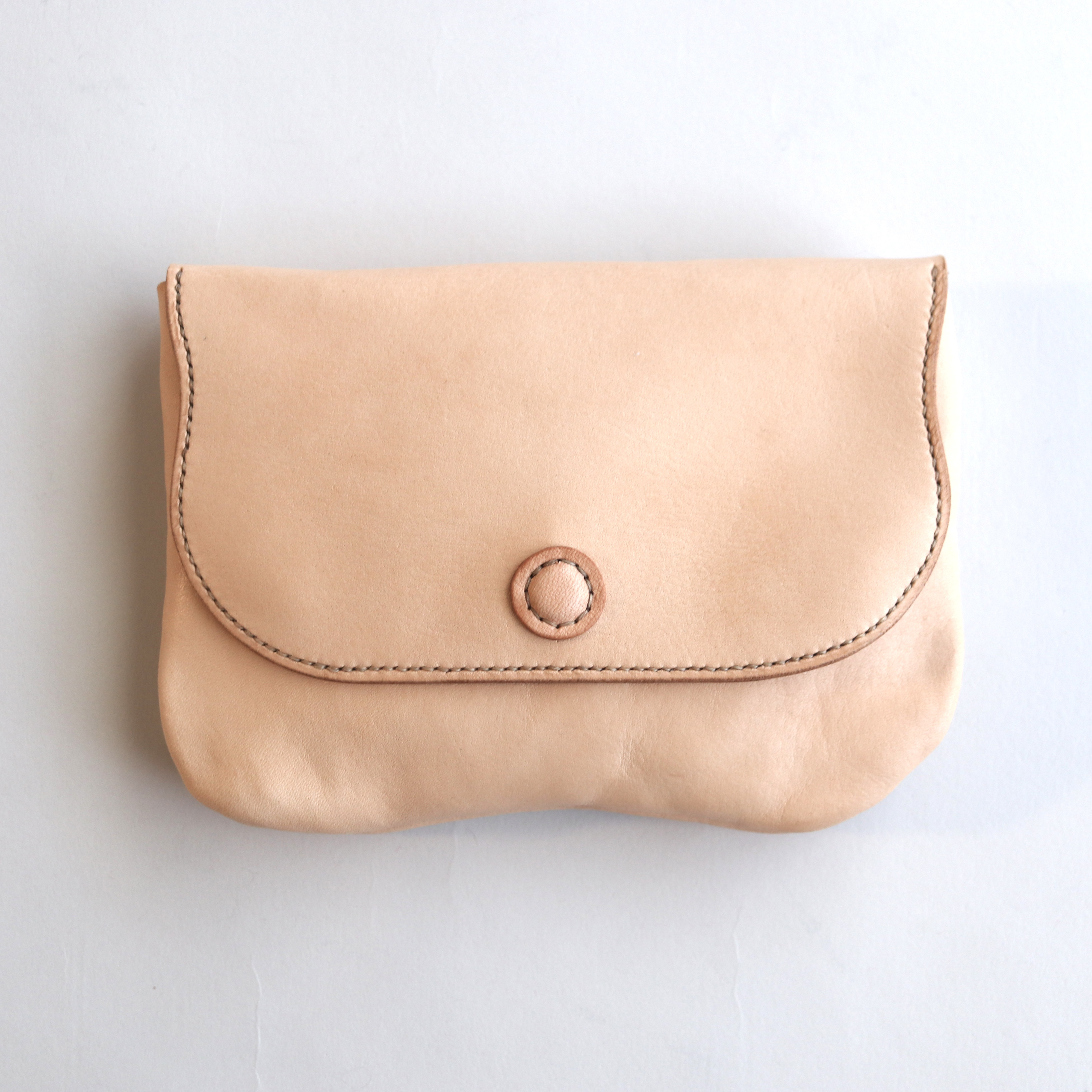 ヌメ革の革ボタンポーチ