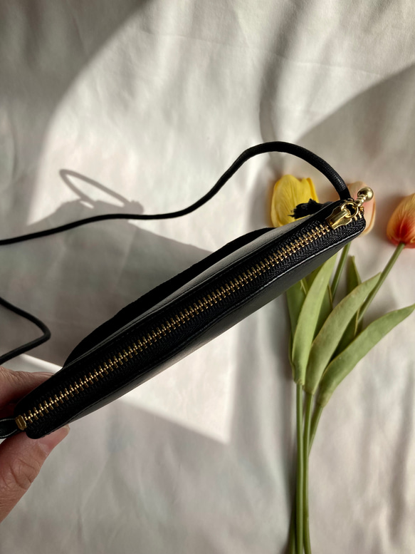 限定商品　花柄刺繍入り　日本製フェイクレザー　大きめスマホショルダー　サコッシュ　　外ポケットが便利なスマホポシェット 5枚目の画像