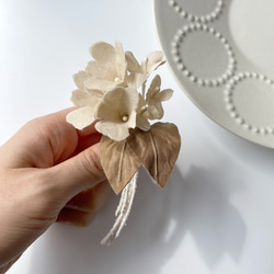 ベージュブラウンのスミレ花束❤︎ 布花ブローチ　一点物　母の日　敬老の日　コサージュ　ギフト　北欧風　シンプル　 4枚目の画像