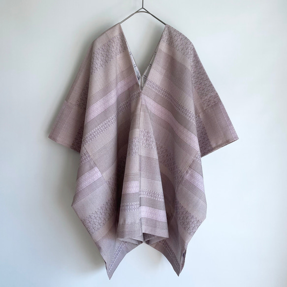 【1点もの】縦づかいのワイドプルオーバー -絹着物地 うすい紫がかった灰白色 & 浴衣地 V-WP432 4枚目の画像
