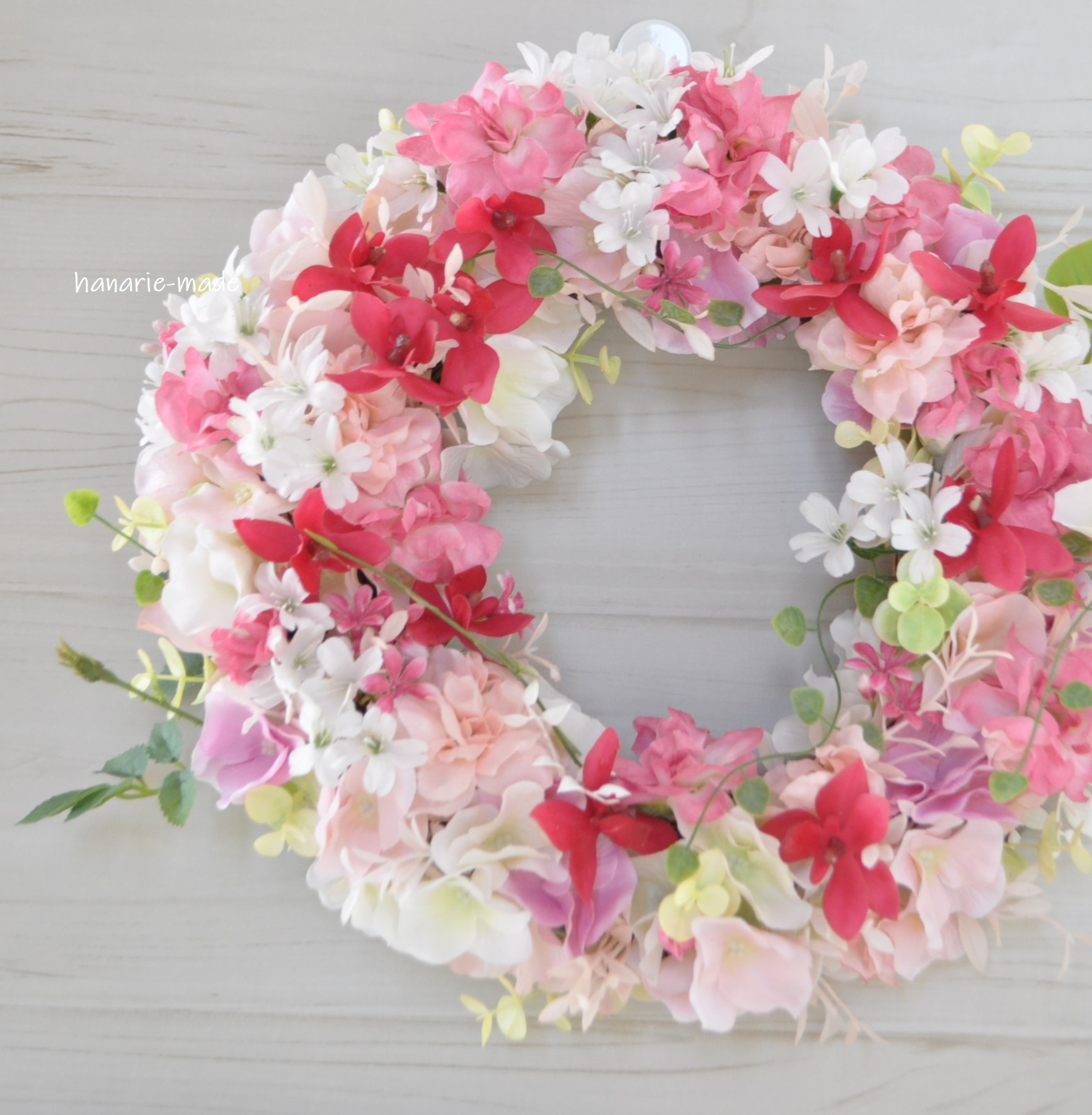 はなやかに　赤いランと小花のリース：赤　ピンク　白　レッド　ウェディング　トロピカル