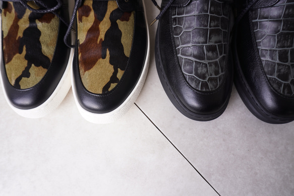 メンズ カモフラージュ柄ハラコ/クロコ型押しレザー レースアップモカスニーカー 牛革