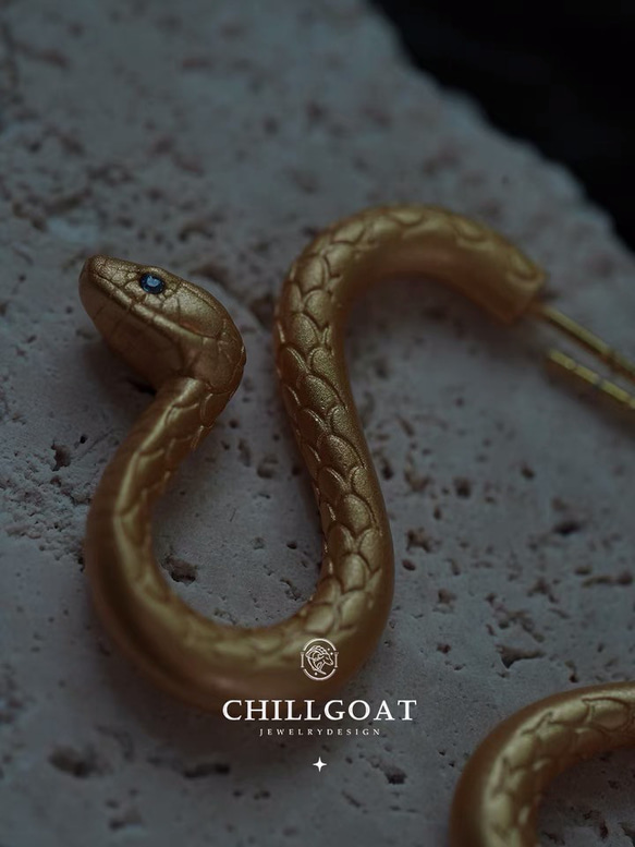 「Spirit Snake」オリジナルのスネークピアス レトロなエジプトスタイル 神秘的 ゴールド 蛇 ヘビ クール 3枚目の画像