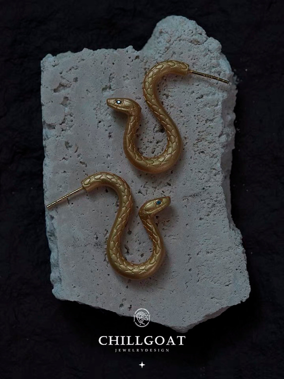 「Spirit Snake」オリジナルのスネークピアス レトロなエジプトスタイル 神秘的 ゴールド 蛇 ヘビ クール 2枚目の画像