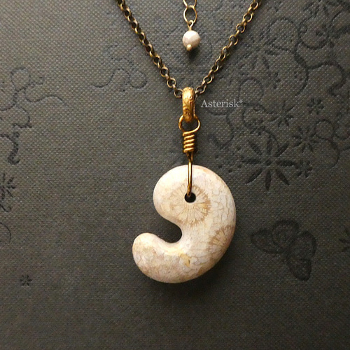 化石珊瑚＞勾玉 フォッシルコーラル 30×21mm 出雲型 まがたま 花珊瑚