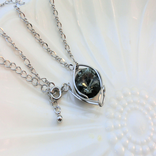 ブラックダイヤ（スワロフスキー）のロングネックレス 一点もの