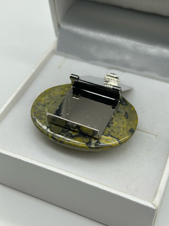 3813天然石帯留め 瑪瑙 40ｍｍ ワンタッチ式留具 　帯留め単品 6枚目の画像