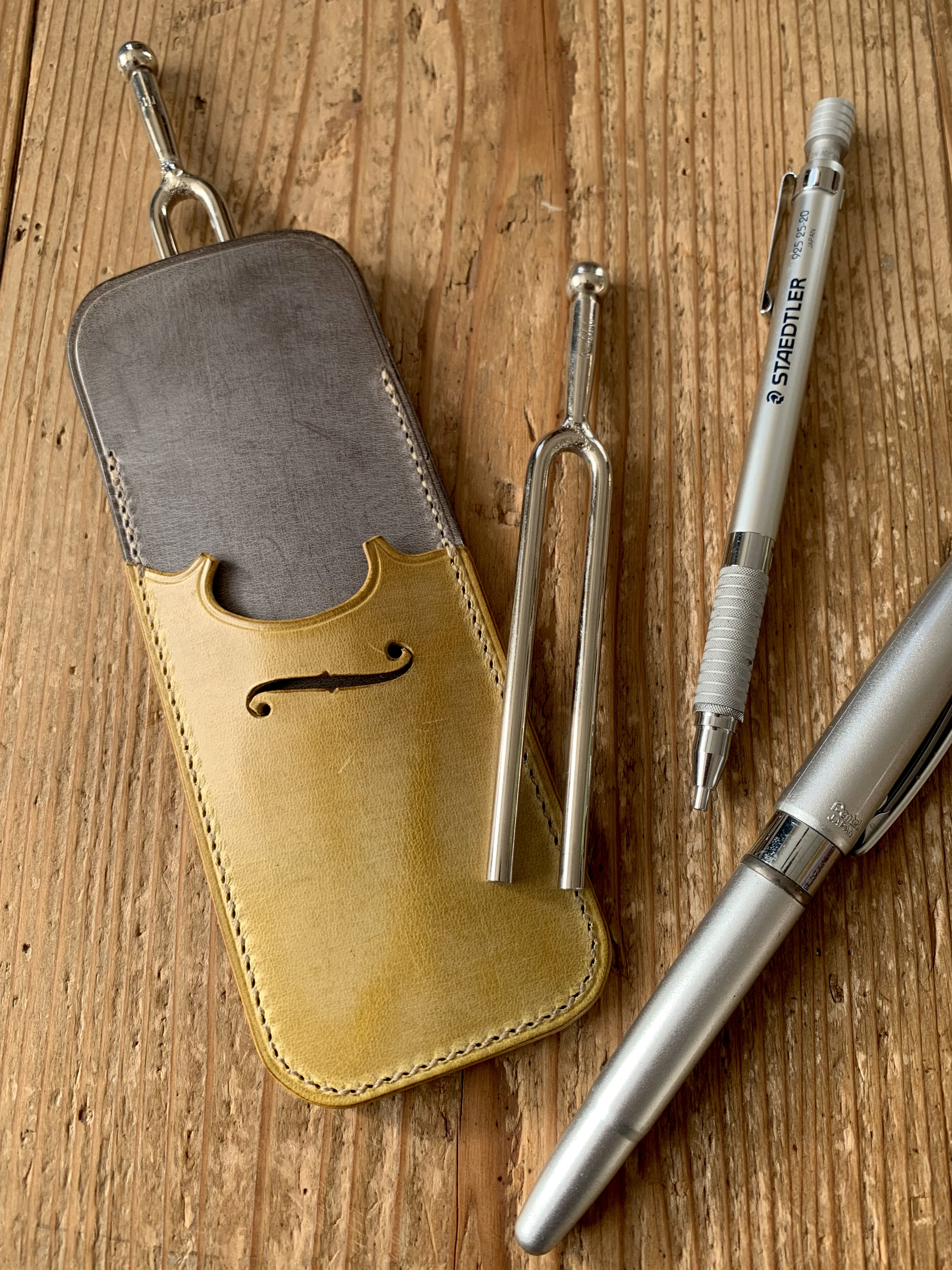 手縫いの革のペンケース 『Pentopo Dobbio "f - Nocturne" - Topolino 260』