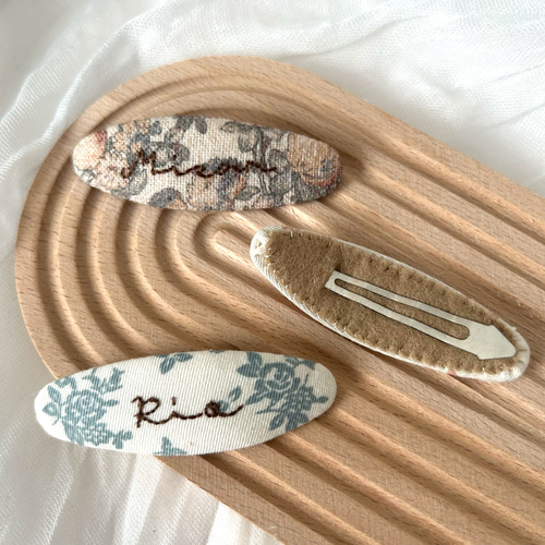 送料込【刺繍 お名前 パッチンピン 名入れ 韓国生地 プチギフト