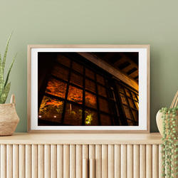伝統的日本家屋の窓に写り込む紅葉　インテリアアートポスター　081 1枚目の画像