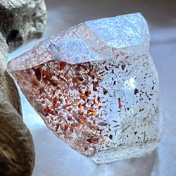 苺水晶✨　ストロベリー クォーツ　原石　ファイヤー クォーツ　ラフストーン 1枚目の画像