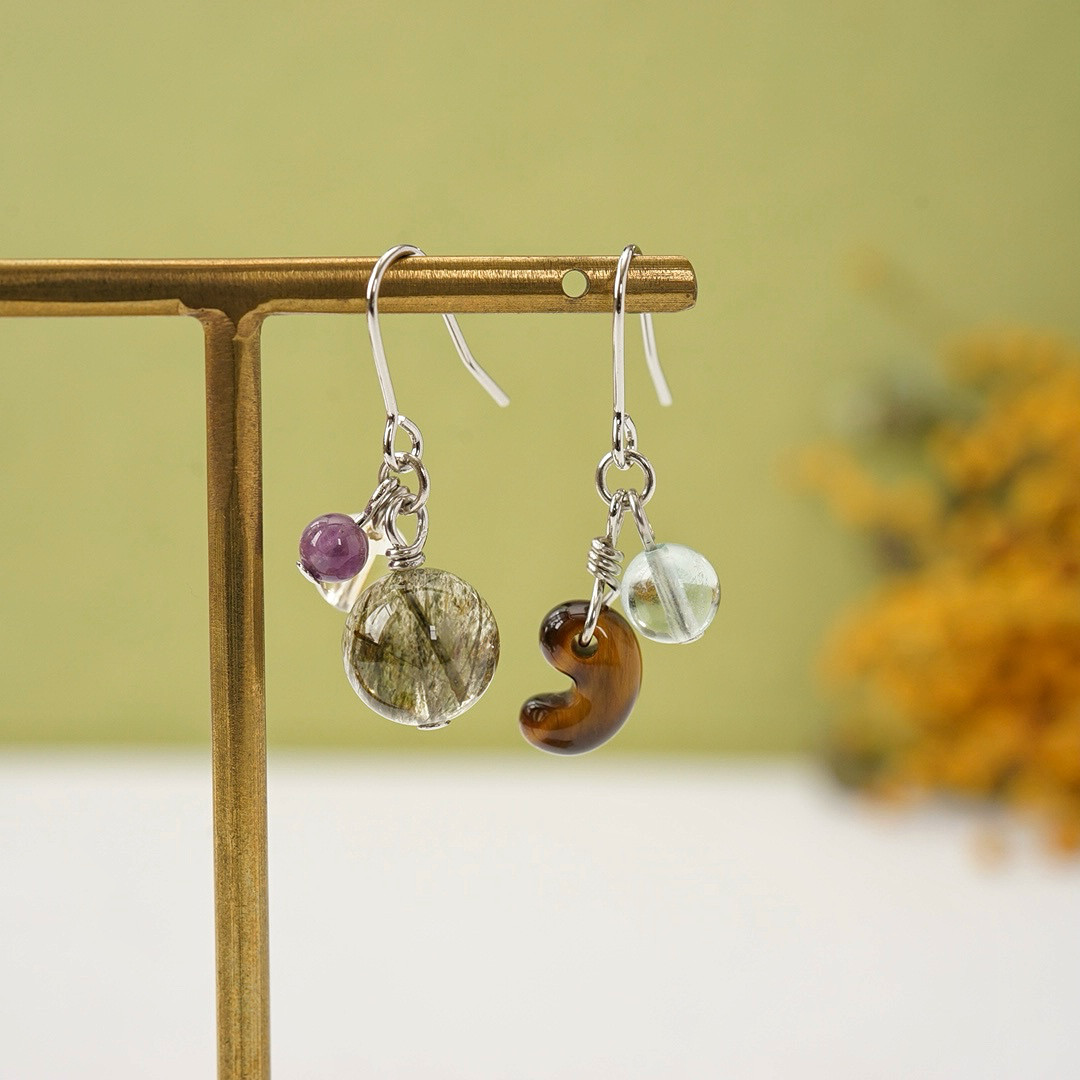 タイガーアイ勾玉とバイオタイトinクォーツのピアス