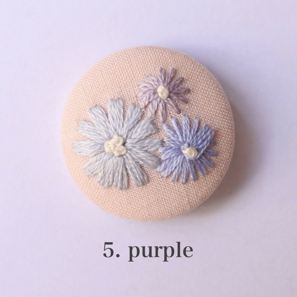 【手刺繍】春のお花畑　(中)／pink生地 【ヘアゴム/ブローチ】 6枚目の画像