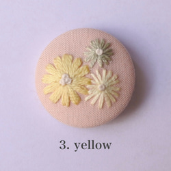 【手刺繍】春のお花畑　(中)／pink生地 【ヘアゴム/ブローチ】 4枚目の画像