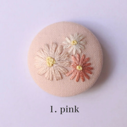 【手刺繍】春のお花畑　(中)／pink生地 【ヘアゴム/ブローチ】 2枚目の画像