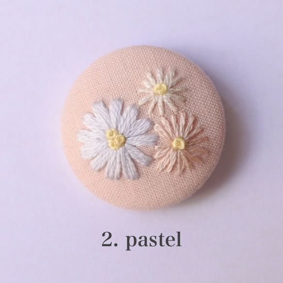 【手刺繍】春のお花畑　(中)／pink生地 【ヘアゴム/ブローチ】 3枚目の画像