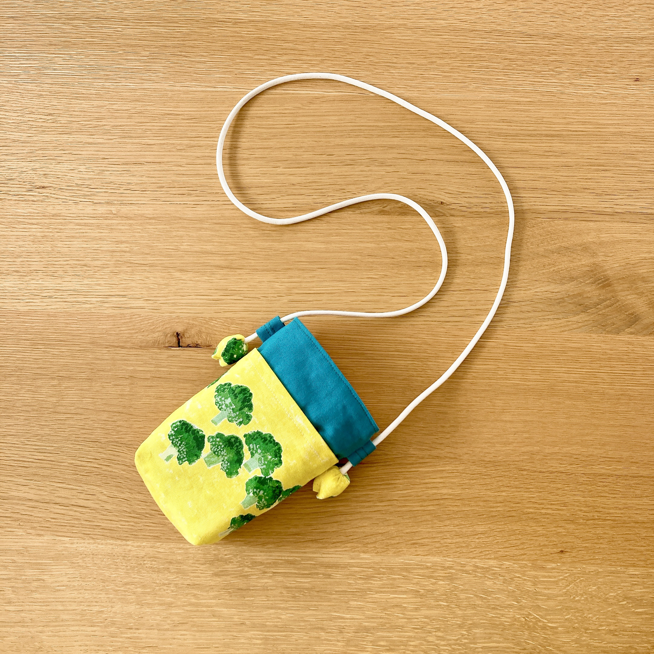 【Creema限定】ブロッコリーの布製スマホポシェット［イエロー］野菜柄♪旅行やお出かけのおともに