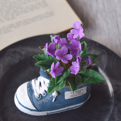 ◆粘土のお花◆　小さなスミレ　ミニポット（スニーカー）　S953 4枚目の画像