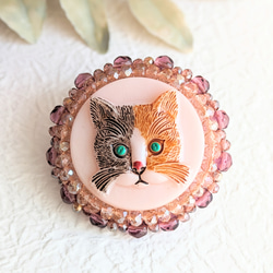 猫のブローチ　猫　ねこ　刺繍　ビーズ刺繍　2wy　帯留めコンバーター　母の日　母の日ギフト　プレゼント 1枚目の画像