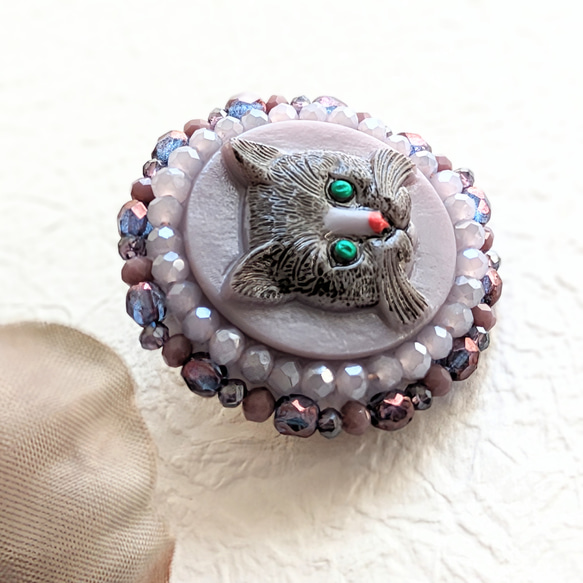 猫のブローチ　猫　ねこ　母の日　母の日ギフト　刺繍　ビーズ刺繍　アクセサリー　2way　帯留めコンバーター　プレゼント 3枚目の画像