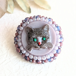 猫のブローチ　猫　ねこ　母の日　母の日ギフト　刺繍　ビーズ刺繍　アクセサリー　2way　帯留めコンバーター　プレゼント 1枚目の画像