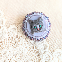 猫のブローチ　猫　ねこ　母の日　母の日ギフト　刺繍　ビーズ刺繍　アクセサリー　2way　帯留めコンバーター　プレゼント 2枚目の画像