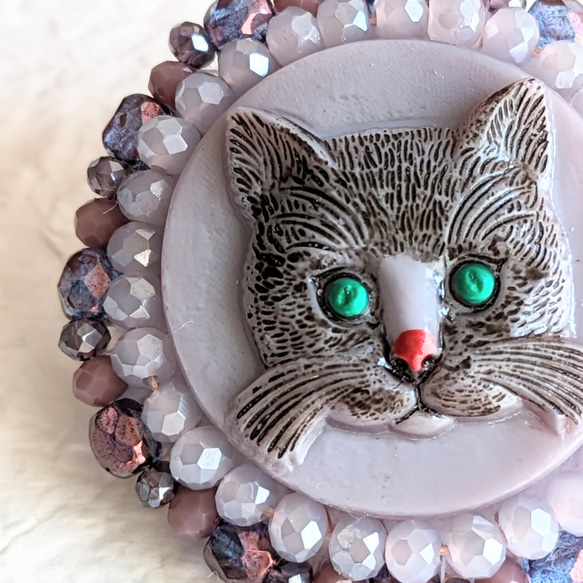 猫のブローチ　猫　ねこ　母の日　母の日ギフト　刺繍　ビーズ刺繍　アクセサリー　2way　帯留めコンバーター　プレゼント 5枚目の画像