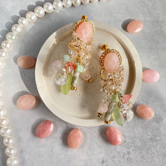 粉紅色蛋白石天然石耳環擺動金色柔和顏色大寶石耳環 第3張的照片
