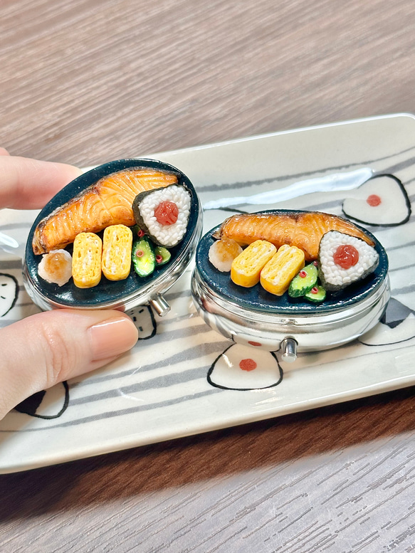 焼き鮭とだし巻きのピルケース【食品サンプル】 2枚目の画像