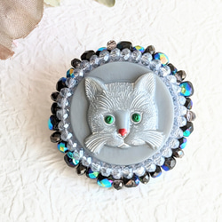 猫のブローチ　猫　ねこ　刺繍　ビーズ刺繍　2way　帯留めコンバーター　母の日　母の日ギフト　プレゼント 1枚目の画像