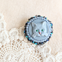 猫のブローチ　猫　ねこ　刺繍　ビーズ刺繍　2way　帯留めコンバーター　母の日　母の日ギフト　プレゼント 2枚目の画像