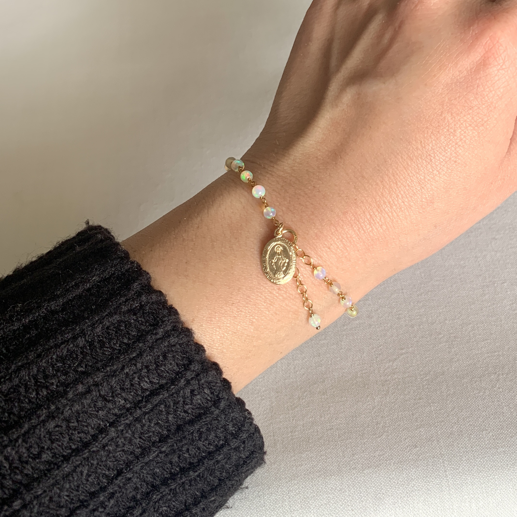 10月誕生石 プレシャスオパールと14kgfメダイチャームのブレスレット