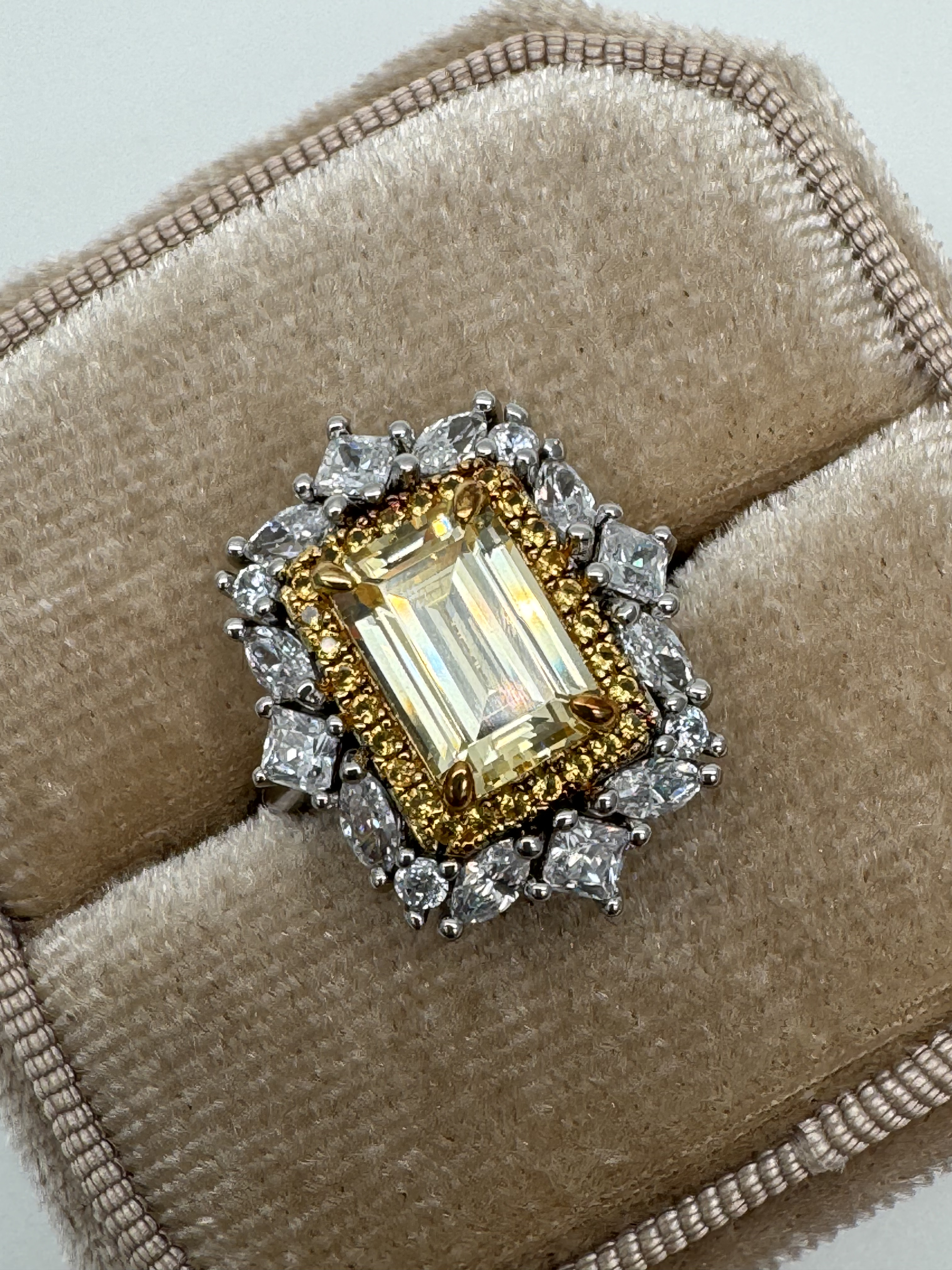 【11号一点のみ・即納】エメラルドカットイエローハイカーボンリング　S925＋ホワイトゴールドコーティング