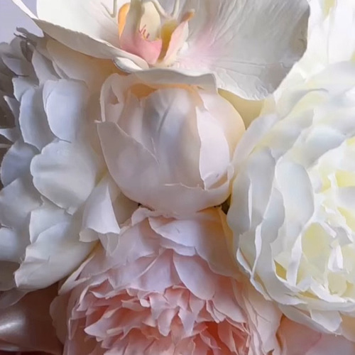 芍薬と胡蝶蘭の 華やぎブーケ （ブートニア付き）ウェディング