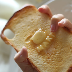 【受注生産／1カ月待ち】名入れ&猫ちゃんバターのトーストスマホケース 2枚目の画像