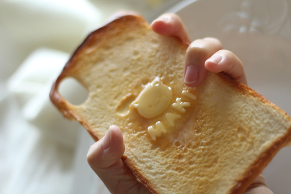 【受注生産／1カ月待ち】名入れ&猫ちゃんバターのトーストスマホケース 2枚目の画像