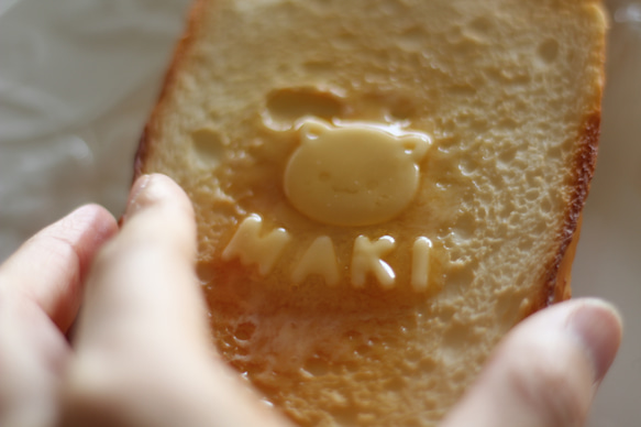 【受注生産／1カ月待ち】名入れ&猫ちゃんバターのトーストスマホケース 3枚目の画像