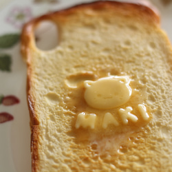 【受注生産／1カ月待ち】名入れ&猫ちゃんバターのトーストスマホケース 1枚目の画像