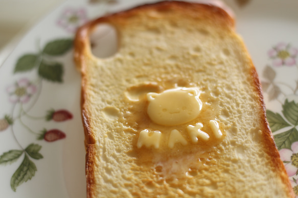 【受注生産／1カ月待ち】名入れ&猫ちゃんバターのトーストスマホケース 1枚目の画像