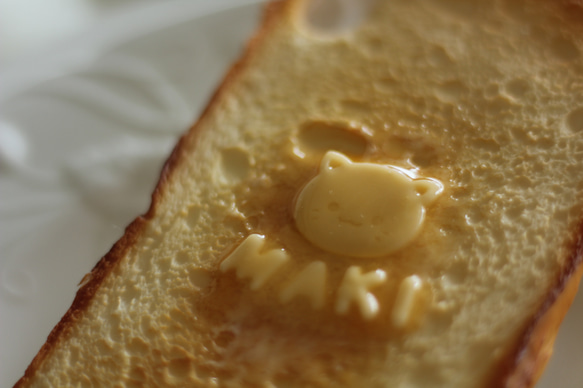 【受注生産／1カ月待ち】名入れ&猫ちゃんバターのトーストスマホケース 4枚目の画像