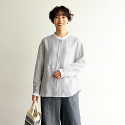這款黑白條紋襯衫版型寬鬆（貨號 240313-3），展現精緻優雅。 第7張的照片