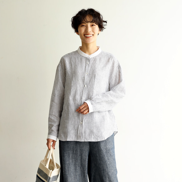 這款黑白條紋襯衫版型寬鬆（貨號 240313-3），展現精緻優雅。 第7張的照片