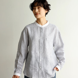 這款黑白條紋襯衫版型寬鬆（貨號 240313-3），展現精緻優雅。 第2張的照片