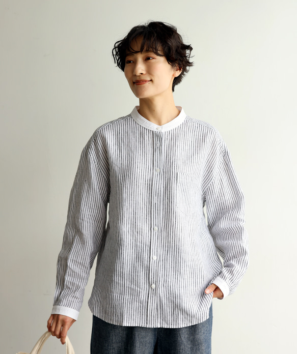 這款黑白條紋襯衫版型寬鬆（貨號 240313-3），展現精緻優雅。 第2張的照片