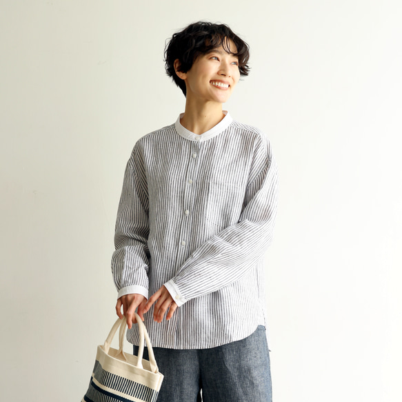 這款黑白條紋襯衫版型寬鬆（貨號 240313-3），展現精緻優雅。 第8張的照片