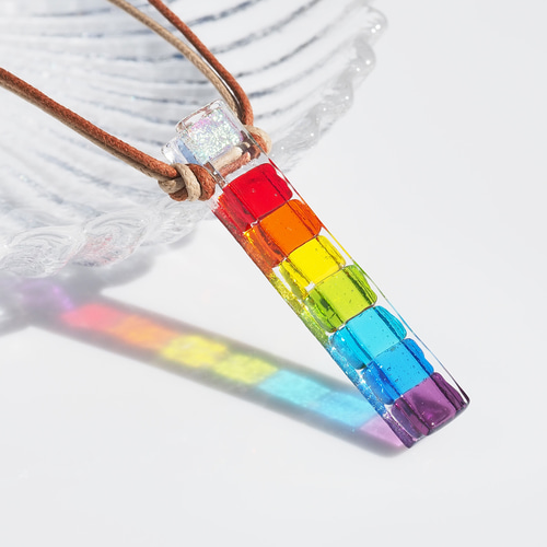 光る虹色ガラス『レインボー【虹】』ネックレス【オプションで様々な