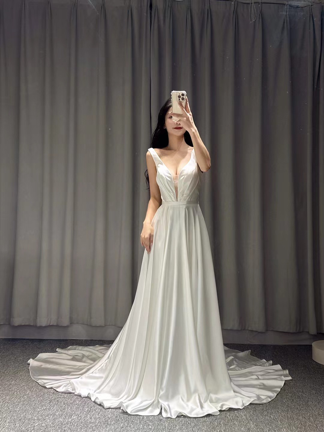 深めｖネック　くるみボタン　背中空き　セクシー　Aライン　白　光沢サテン　ロングトレーン　キャミソール結婚式ウェディング