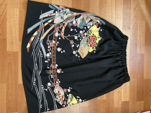 梅の花　黒留袖リメイク　絹　ギャザースカート 10枚目の画像