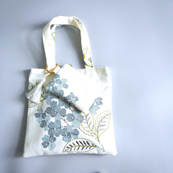 【母の日セット2024】お散歩バッグとポーチの2点セット -アイボリーベースに水色の紫陽花の刺繍 8枚目の画像